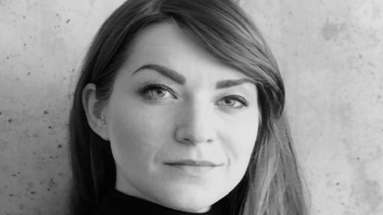 Portrait von Carolin in Schwarzweiß