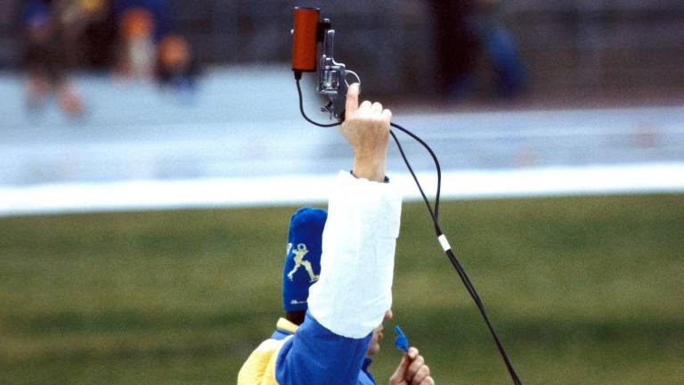Der Starter hat den Finger am Abzug: Vor Abgabe des Startschusses bei einem Eisschnelllaufwettbewerb in der damaligen DDR 1982