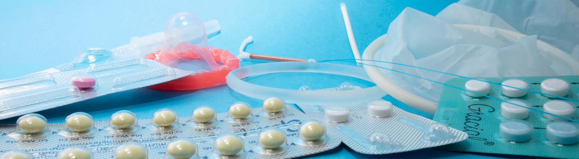 Verschiedene Verhütungsmittel vor blauem Hintergrund