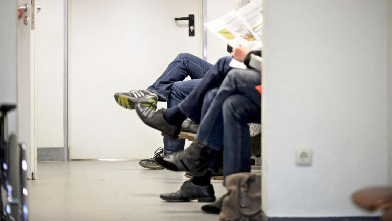 Wartende Patienten auf dem Flur: Notfallpraxis im Katholischen Klinikum Philippusstift in Essen