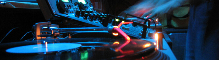 Ein DJ legt auf.