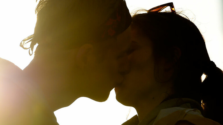 Ein Pärchen küsst sich.