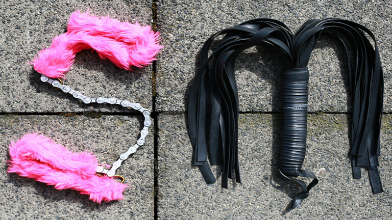 Die Lettern S und M, geformt aus Sexspielzeug