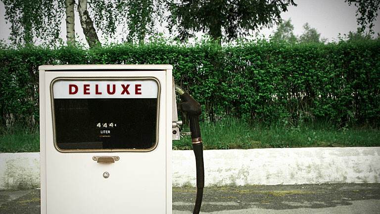 Zapfsäule mit Aufschrift "Deluxe"