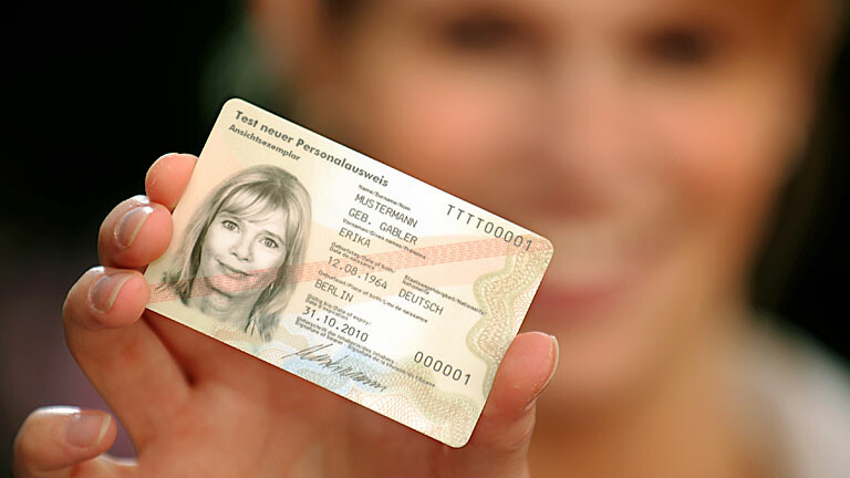 Eine Frau hält den Personalausweis von „Erika Mustermann“ in die Kamera