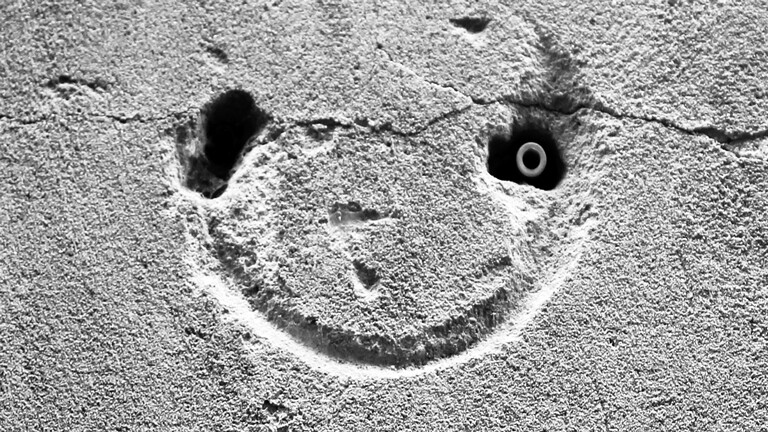 Nur Löcher in der Wand oder ein Gesicht?