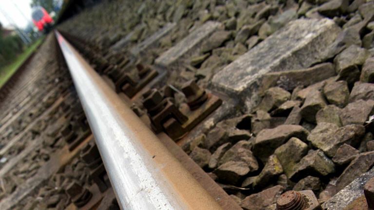 Ein Zug auf Schienen.