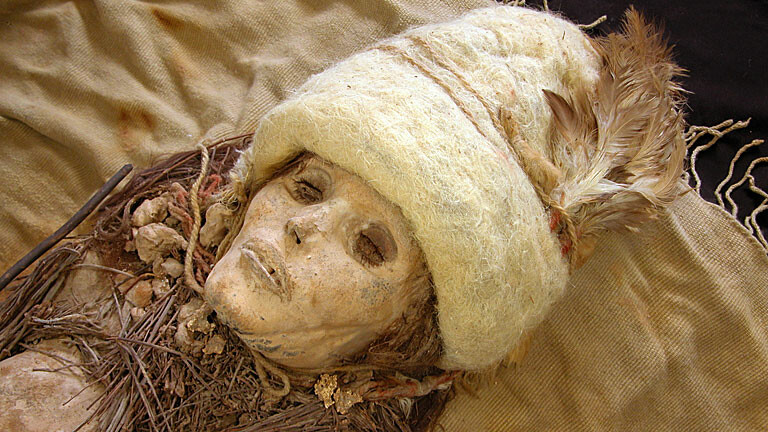 Die mumifizierte Leiche einer Frau aus dem Gräberfeld Xiaohe in der westchinesischen Region Xinjian liegt am 10.05.2006 auf einem Tuch. Um den Hals liegen Bröckchen von 4000 Jahre altem Käse.