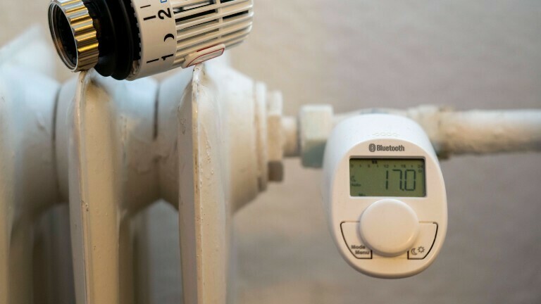 An einem Heizkörper ist ein Thermostat angebracht, das über Bluetooth funktioniert.
