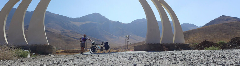Marco überquert den Golestan Pass im Iran.