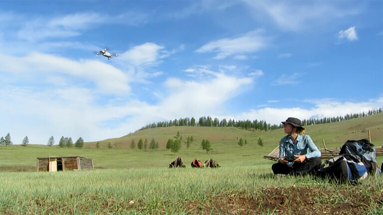 Frau mit einer Drohne