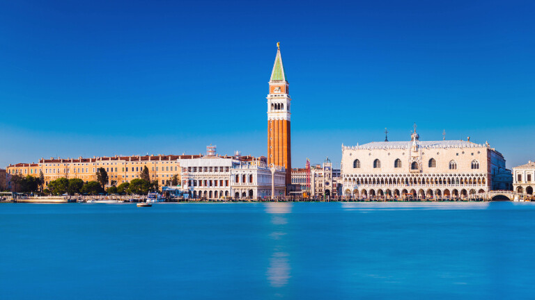 Skyline von Venedig, Italien: Blick auf den San Marco Platz. Stadtbild der beliebtesten Stadt in Norditalien.