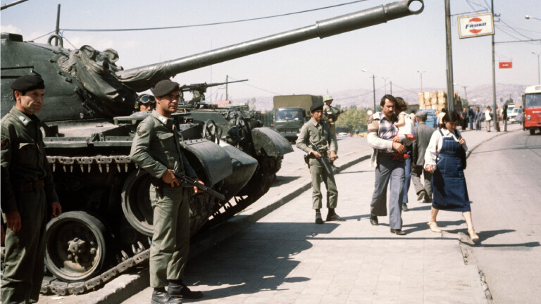 Panzer an einer Straße in den Tagen nach dem Putsch am 12. September 1980