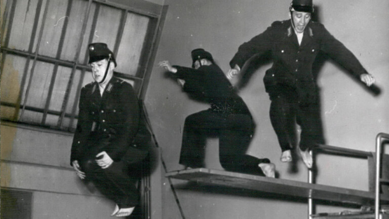 24. Januar 1953 - Hier springt die Berliner Schutzpolizei ins Becken. Gemeinsam mit der Deutschen Lebens-Rettungs-Gesellschaft schult sie die Grundlagen des Rettungsschwimmens
