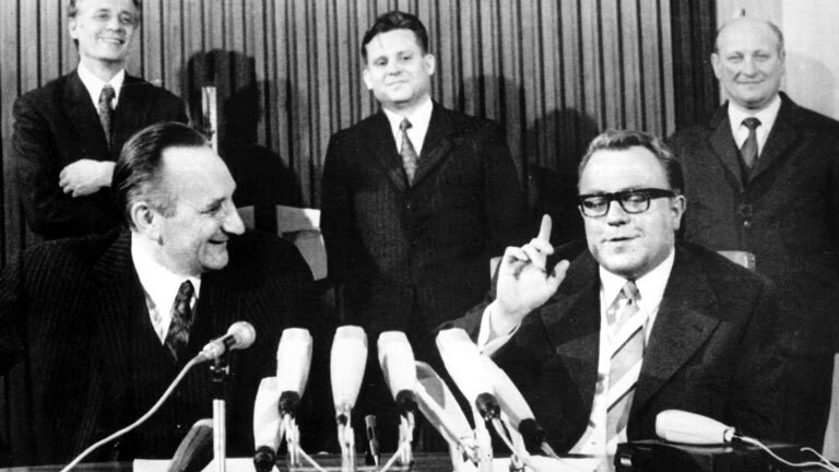 Egon Bahr (l), SPD-Staatssekretär im Bundeskanzleramt, und DDR-Staatssekretär Michael Kohl (r) im April 1972 in Ost-Berlin nach dem erfolgreichen Abschluss der Verhandlungen über ein allgemeines Verkehrsabkommen. Egon Bahr hatte massgeblichen Anteil an der Entspannungspolitik zwischen der Bundesrepublik Deutschland und der DDR sowie der UdSSR in den 60-er und 70-er Jahren, so am Moskauer Vertrag (Gewaltverzicht) von 1971 sowie mit der DDR am Transitabkommen, den Ostverträgen und dem Grundlagenvertrag.