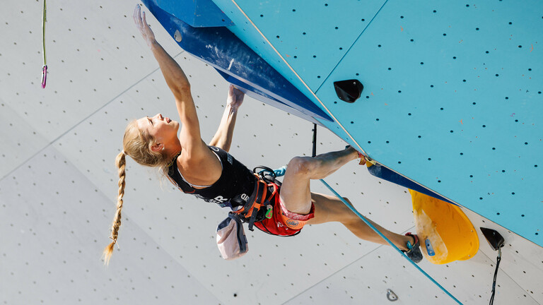 Kletterin Hannah Meul in der Wand bei den European Championships 2022.