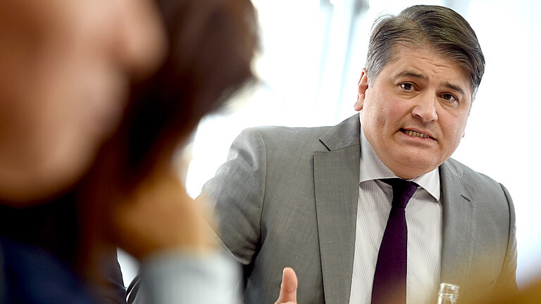 Mann in einer Diskussion