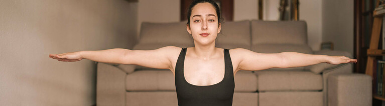 Frau macht eine Yoga-Übung