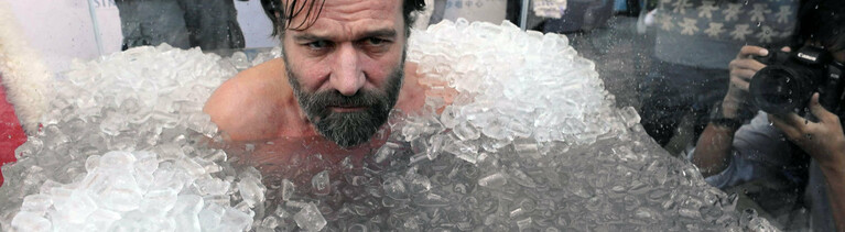 Wim Hof badet in Eis.
