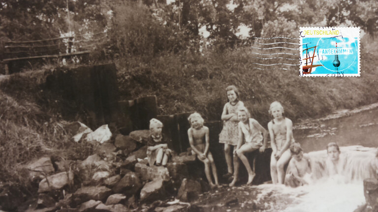 Kinder von Flüchtlingen und Einheimischen spielen zusammen am Fluss.