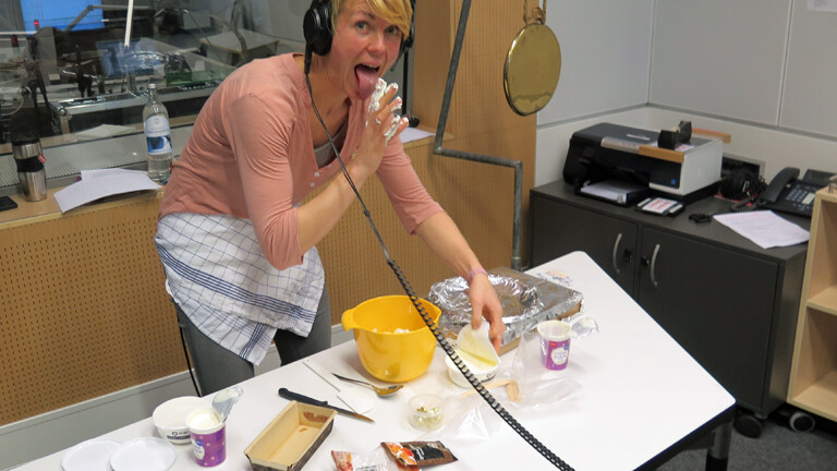 DRadio-Wissen-Reporterin Nora Hespers  backt am 20.12.2014 in Studio Cake-Pops – Kuchen am Stiel und ohne Backofen.