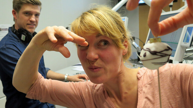 DRadio-Wissen-Reporterin Nora Hespers backt am 20.12.2014 in Studio Cake-Pops – Kuchen am Stiel und ohne Backofen.