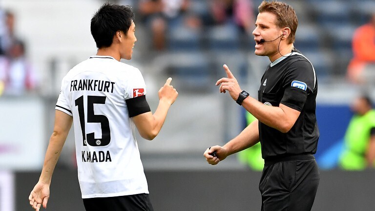 Bundesliga-Schiedsrichter Felix Brych bei einem Fußballspiel im Stadion.