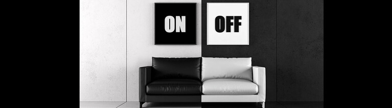 Ein Raum, der kontrastierend in Schwarz und Weiß gehalten ist.