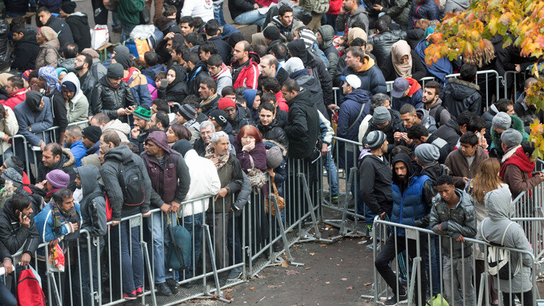 Flüchtlinge warten am 21.10.2015 in Berlin auf dem Gelände des Landesamtes für Gesundheit und Soziales (LaGeSo) auf die Bearbeitung ihrer Asylanträge.