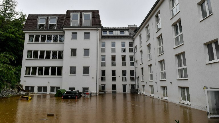 Keller vollgelaufen und unter Wasser: Was tun? Und wie versichern ...