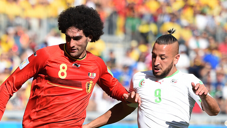 Der belgische Spieler Marouane Fellaini und Algeriens Stürmer Nabil Ghilas im Kampf um den Ball.
