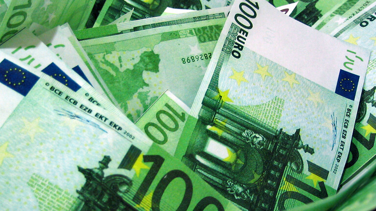 Ein wildes Bündel 100-Euro-Scheine.