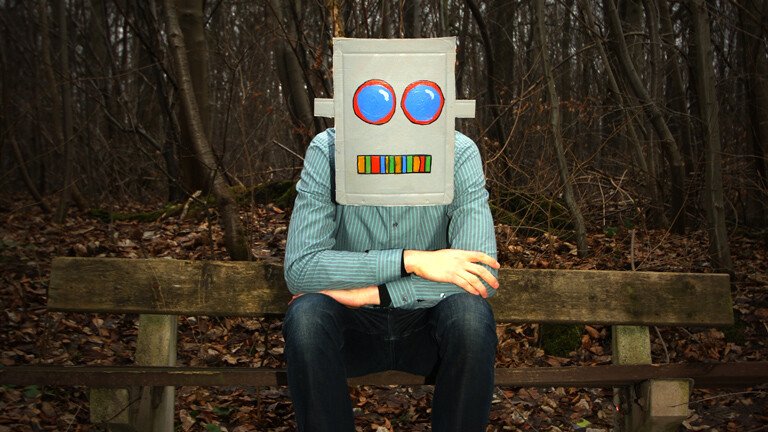 Mann mit Robotermaske