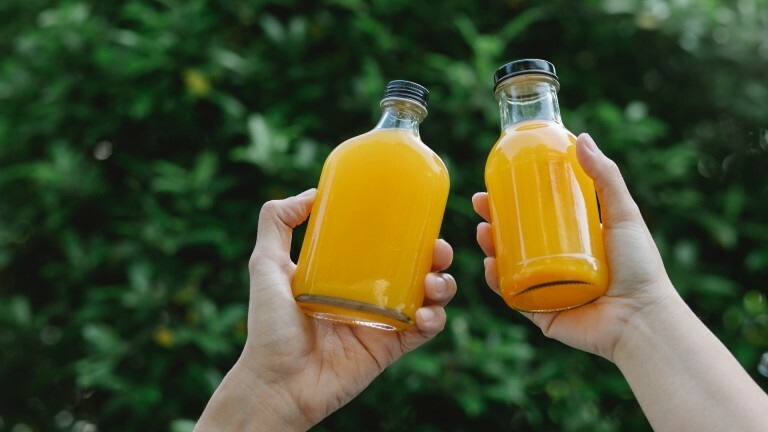 Selbstgepresster Saft in Flaschen.
