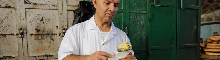 Ein Mann in Jerusalem macht Falafel