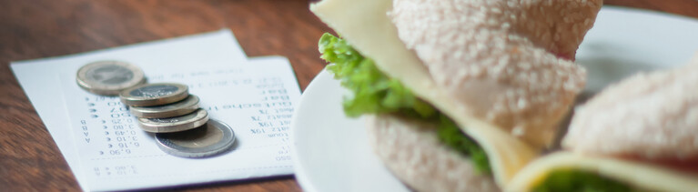 Ein Bagel und eine Tasse Kaffee