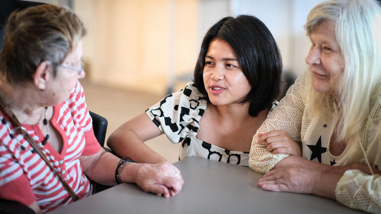 Eine junge Frau macht ein Freiwilliges soziales Jahr in einer Einrichtung für soziale Arbeit.