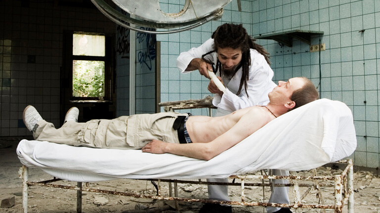 Mann liegt im Krankenhausbett