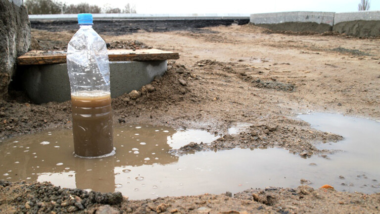 Flasche mit schmutzigem Wasser
