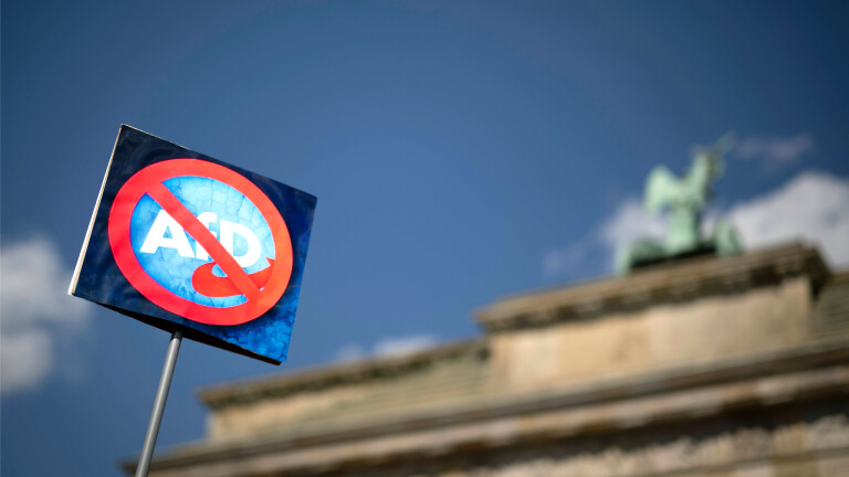 Demonstranten mit Schild "AfD-Verbot Jetzt" bei der Kundgebung und Demonstation vom Bündnis Gemeinsam Gegen Rechts fuer ein Verbot der Partei AfD Alternative fuer Deutschland