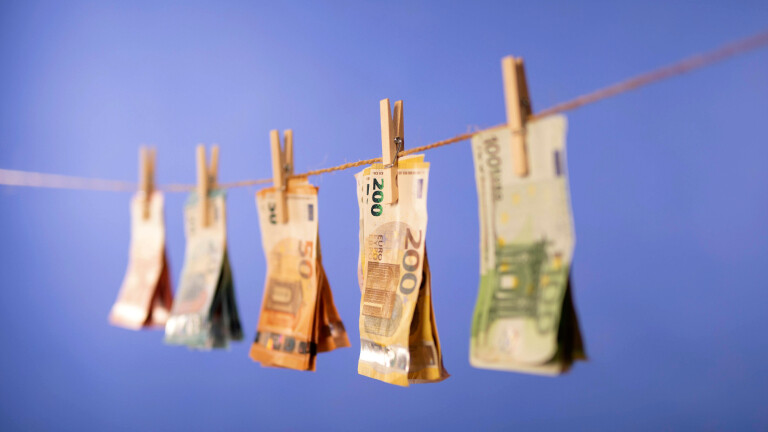Bargeld in Scheinform auf einer Wäscheleine