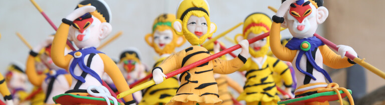 Gleichheit, Ungleichheit und Macht: chinesische Figurinen warten auf ihren Einsatz