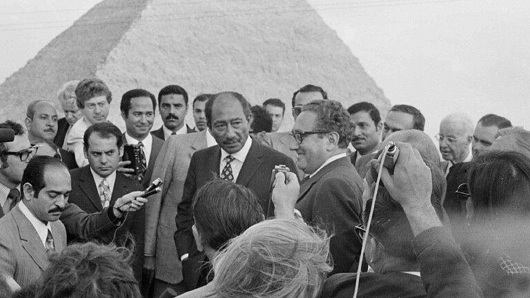 Symbol der Westbindung: Der ägyptische Präsident Anwar Sadat und der amerikanische Außenminister Henry Kissinger im Februar 1974 bei den Pyramiden
