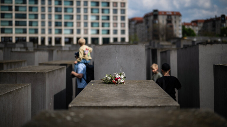 Ein Blumenstrauß liegt im April 2025 auf dem Denkmal für die ermordeten Juden Europas in Berlin