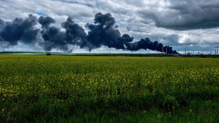 Nach einem russischen Angriff steigt am 22. Mai 2022 über einer Raffinerie in der Nähe der ukrainischen Stadt Lyssytschansk Rauch auf.