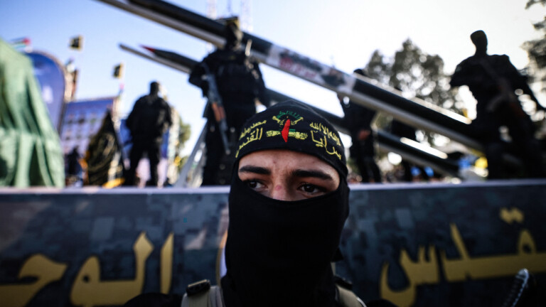 Kämpfer der Saraya al-Quds Brigade, des bewaffneten Flügels der Hamas, zeigen im Mai 2021 ihre Waffen in den Straßen von Gaza-Stadt