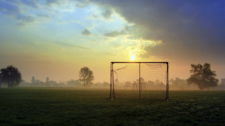 Ein Fußballtor im Sonnenuntergang,