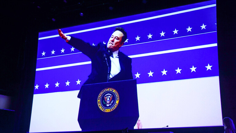 Beim World News Media Congress im Mai 2025 in Krakau wird der Clip mit Elon Musks Hitlergruß gezeigt.