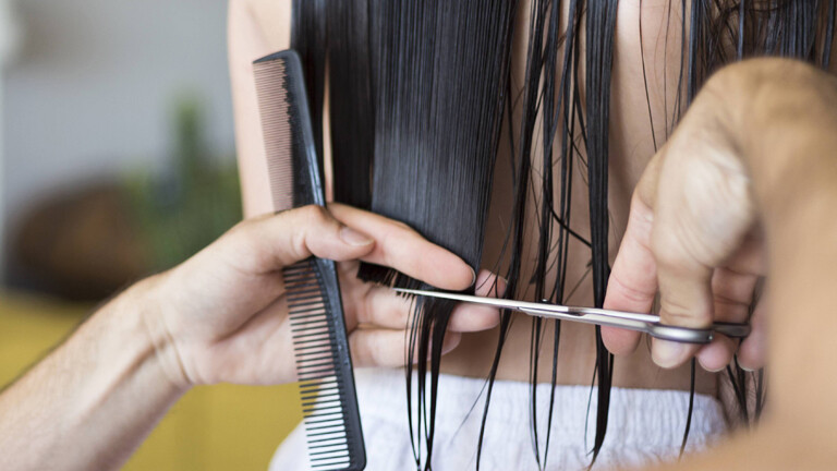 Friseur beim Haare schneiden