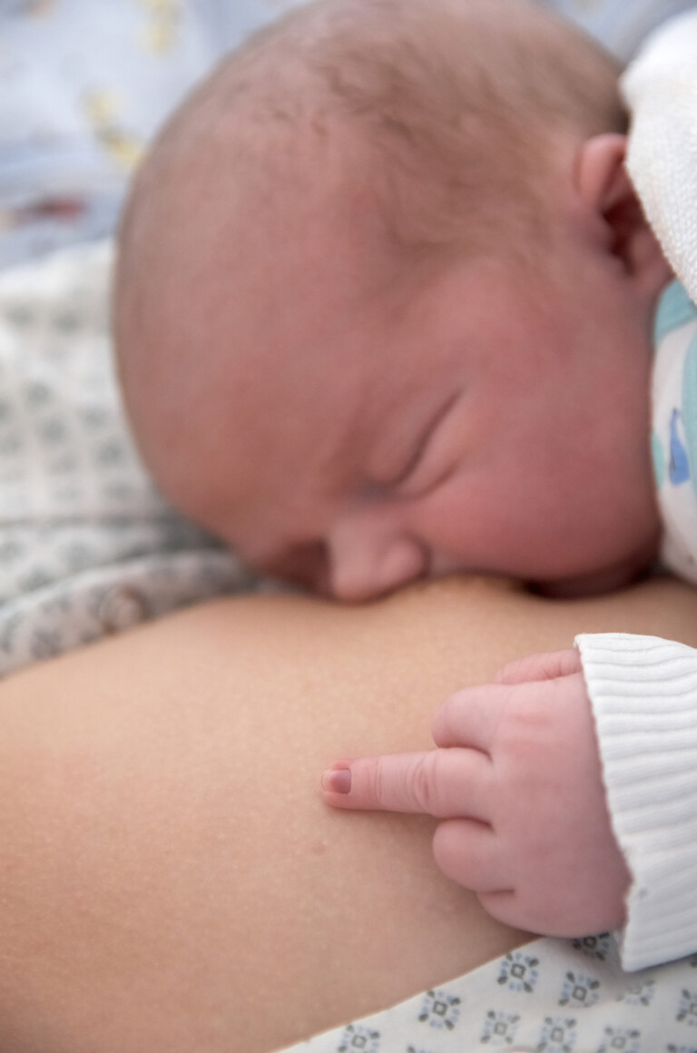 Kind an der Mutterbrust